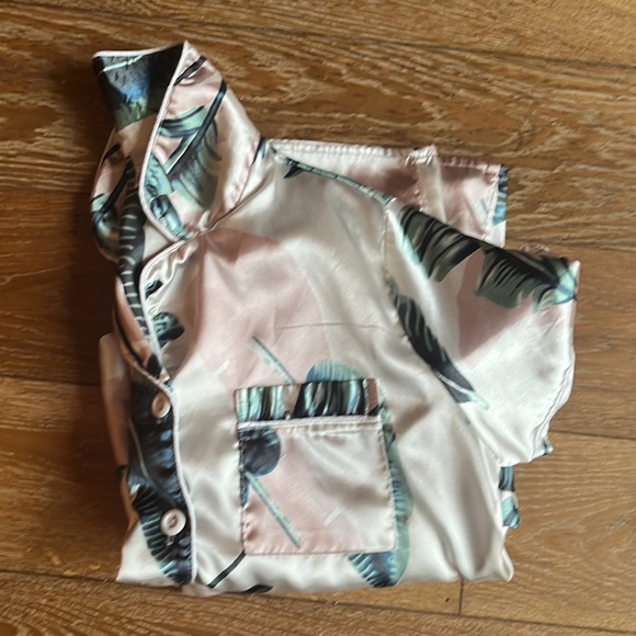 Cutest Pj medium tropical design short sleeve silky satin - Picture 9 of 10